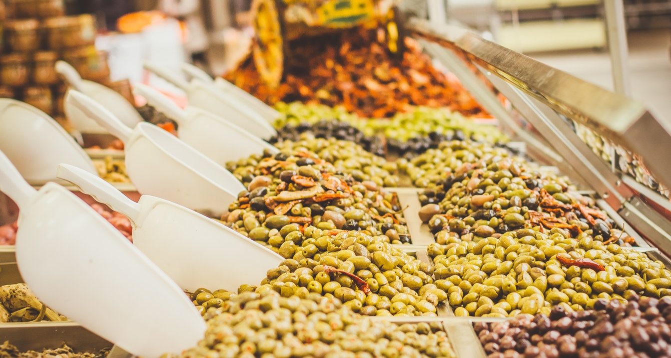 Des olives sur un marché