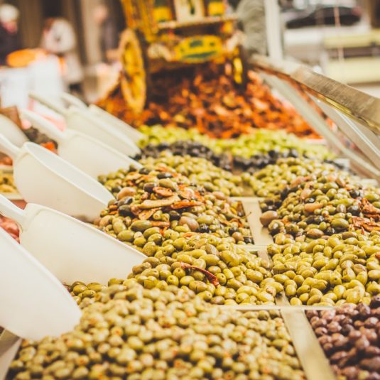 Des olives sur un marché
