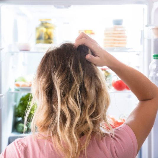 vegetarien devant son frigo