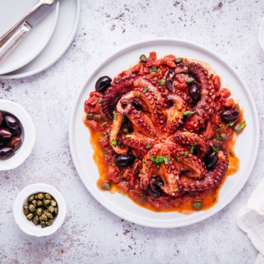 Pour former un délicieux ragoût à la sicilienne, le poulpe se marie très bien avec une bonne sauce tomate